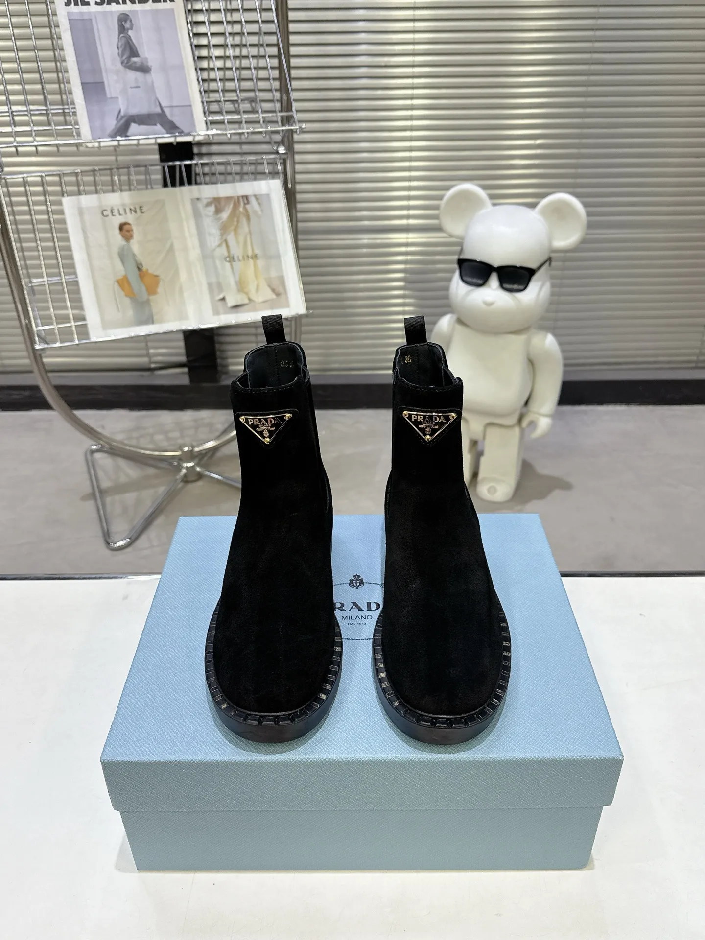 👟👟Ex-factory price 600👟👟 Prada thick-soled retro Martin boots. Elastic elastic, classic thick soles, with triangular buckle. Simple, elegant, fashionable and versatile. Fabric cowhide, open edge beaded cowhide. The lining is made of soft and delicate sheepskin, and the foot feels comfortable. The rubber mold is non-slip and lightweight. Original package sole. Standard size: 35-40. Order 41